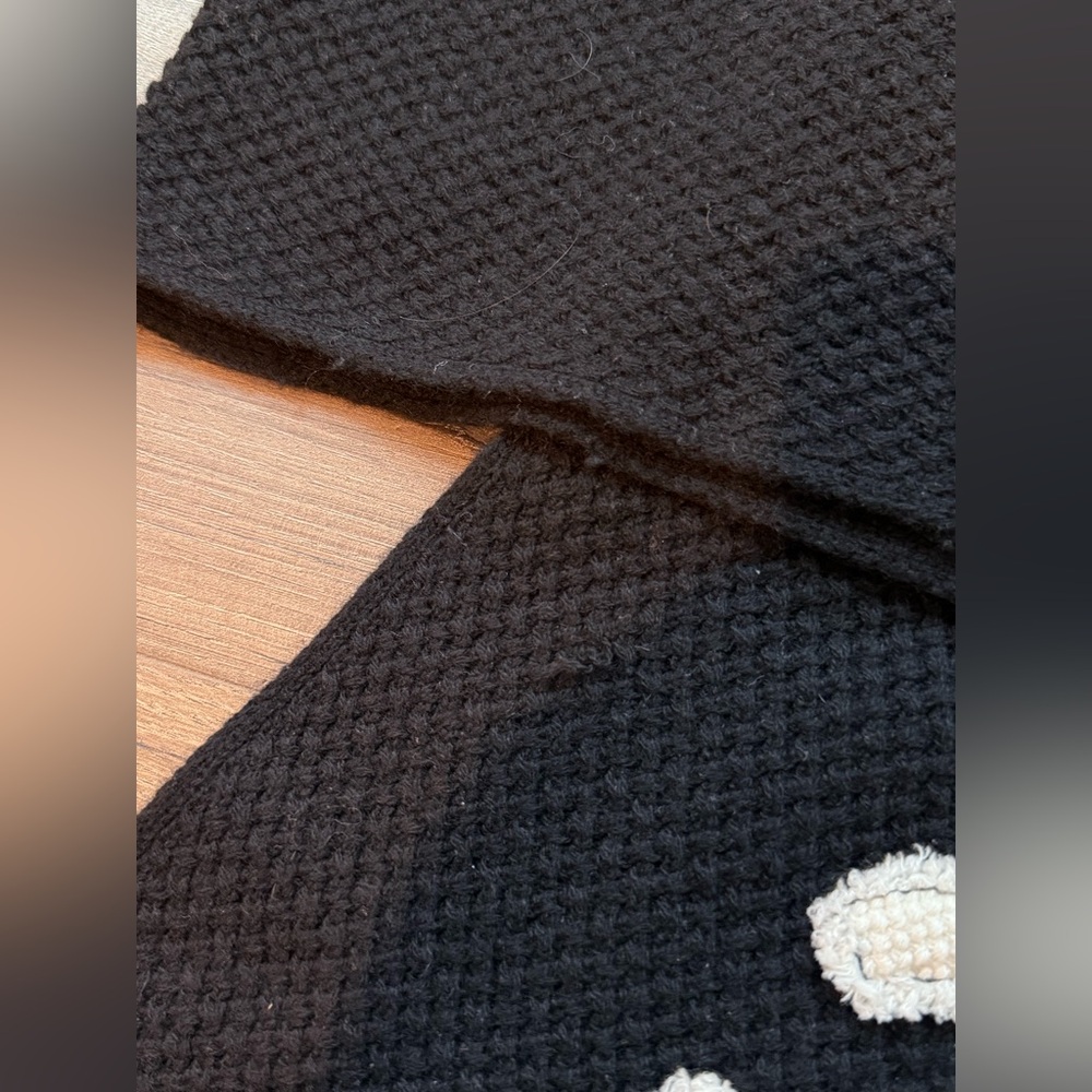 (RARE) CHANEL Black Knit 100% Cashmere Scarf With White Embroidered Emblem - Picture 2 of 5